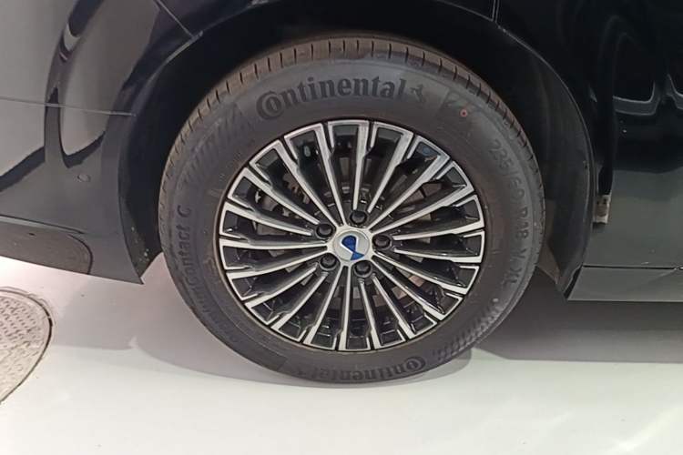 Used Denza D9 2025 DM-i Smart Drive 1020 Four-Wheel Drive Deluxe Model
