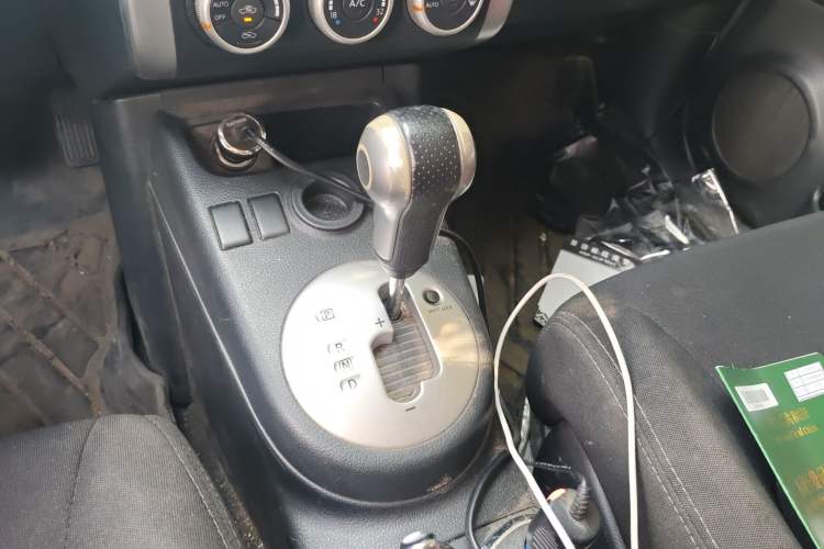 Used Dongfeng Fengdu MX6 2015 2.0L CVT Two-Wheel Drive All-Around Version Gear Lever