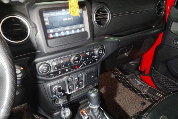 Used Jeep Wrangler 2018 2.0T Sahara Four-Door Edition Audio And AC Panel