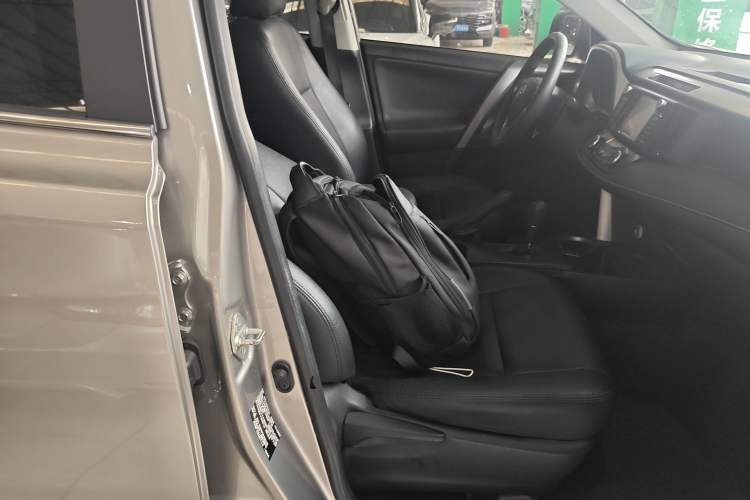 Used Toyota RAV4 2019 2.0L CVT Two-Wheel Drive Luxury Version China VI Standard Right Front Seat