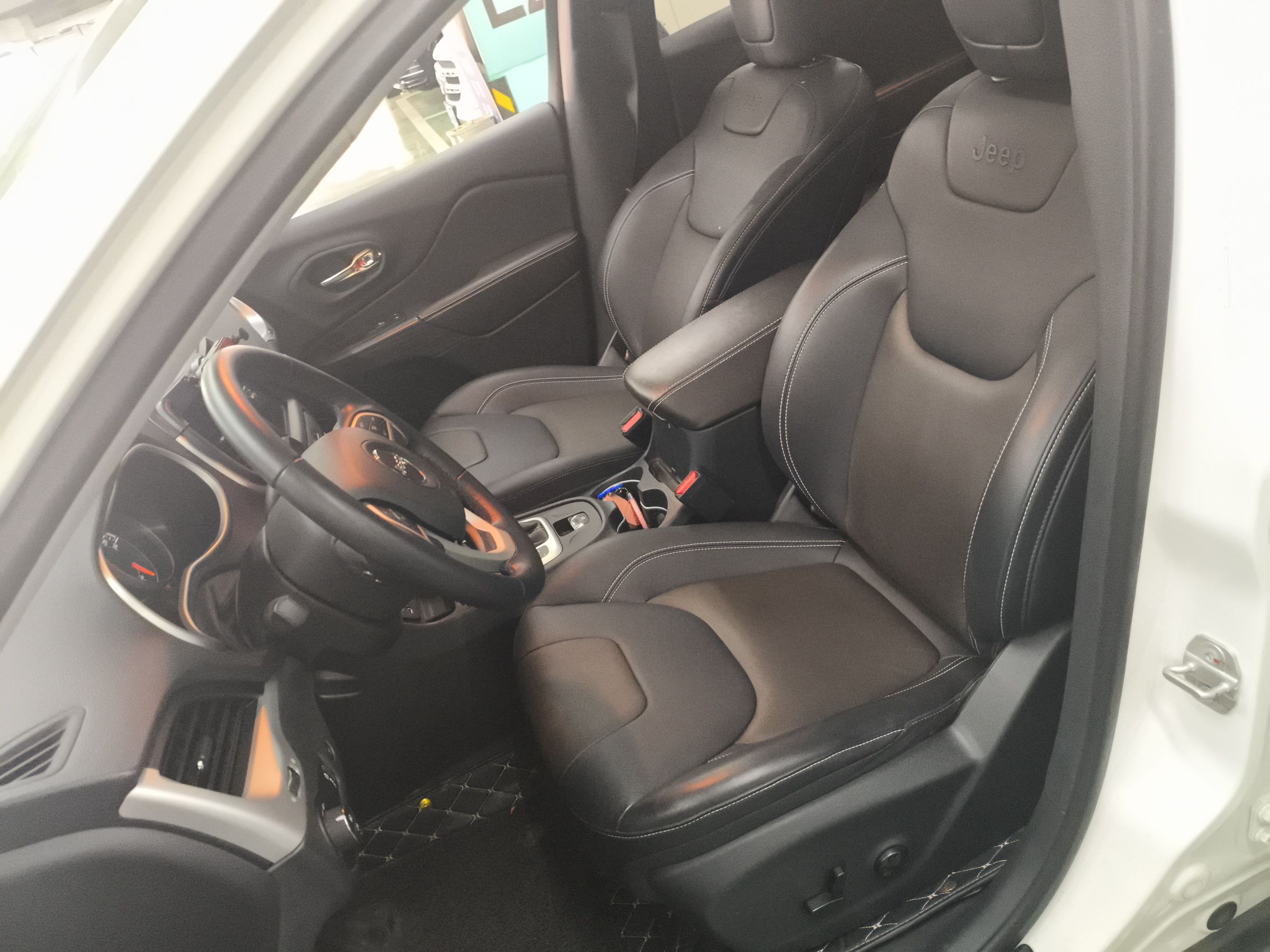 Переднее сиденье в автомобиле