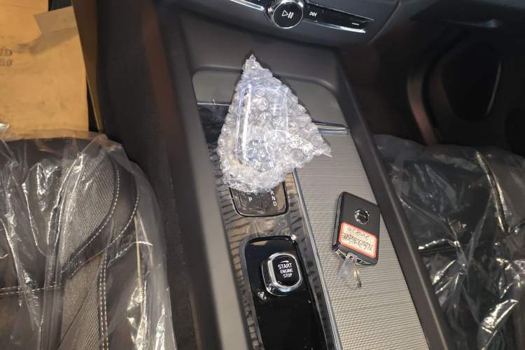 Used Volvo XC60 2025 B5 Four-Wheel Drive Smart & Advanced Midnight Black Edition Gear Lever