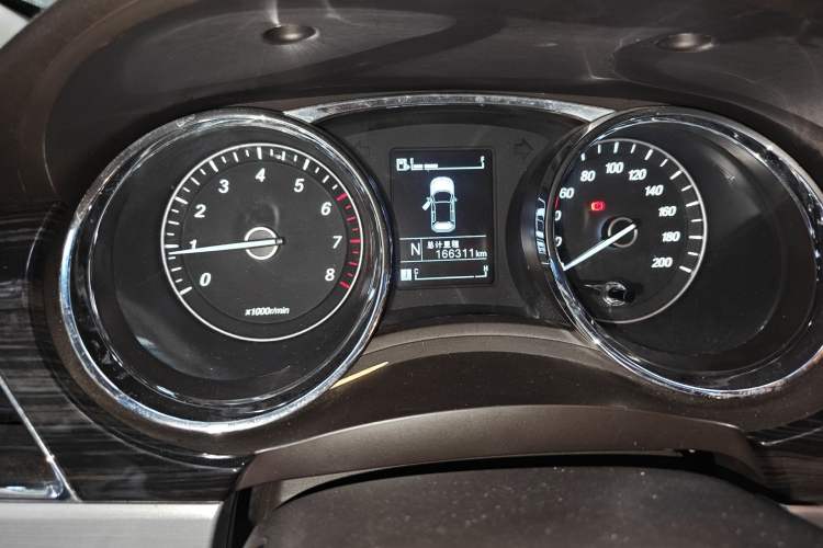 Used Baojun 730 2016 1.8L iAMT Comfort Version 7 Seats Odometer Close Up