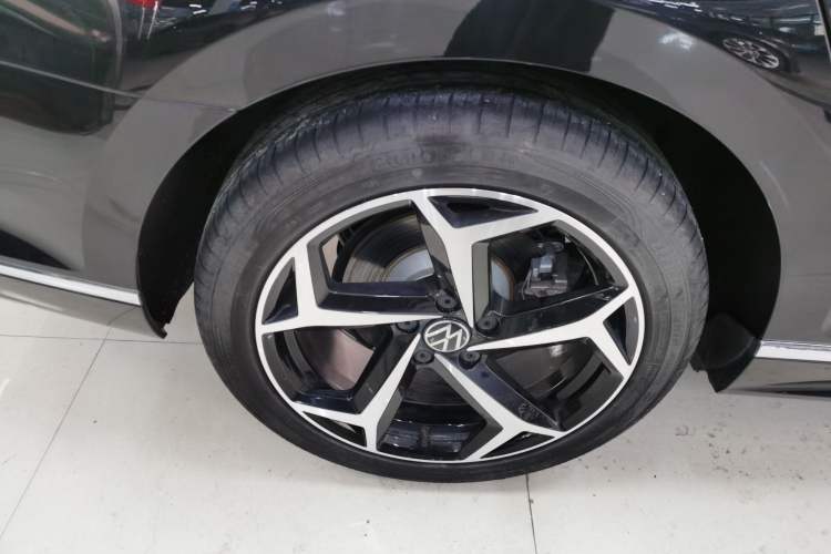 Used Volkswagen Magotan 2023 2 Million Units Limited Edition 330TSI DSG Leading Version Right Rear Wheel Hub