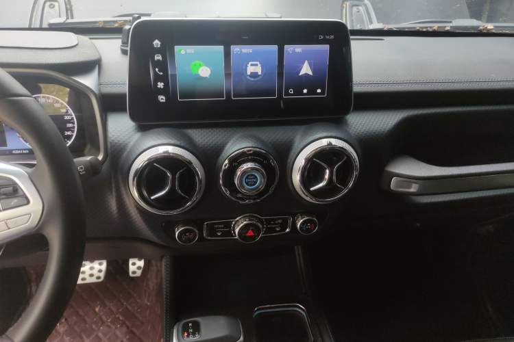 Used BAIC Off-Road BJ40 2023 2.0D Automatic Four-Wheel Drive Blade Hero Edition Adventurer Type Audio And AC Panel