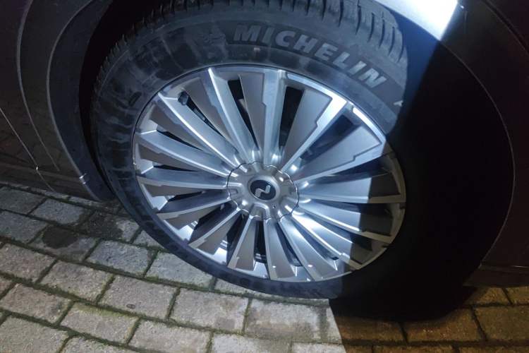 Used ONVO Luxeed L90 2025 Model—Max Six-Seater Version Right Front Wheel Hub