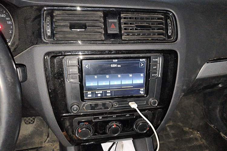 Used Volkswagen Sagitar 2018 1.6L Manual Comfort Model Audio And AC Panel