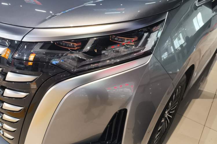 Used Denza D9 2022 DM-i 1040 Prestige Model