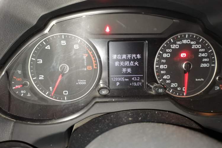 Used Audi Q5 2017 40 TFSI Ambition Edition Odometer Close Up