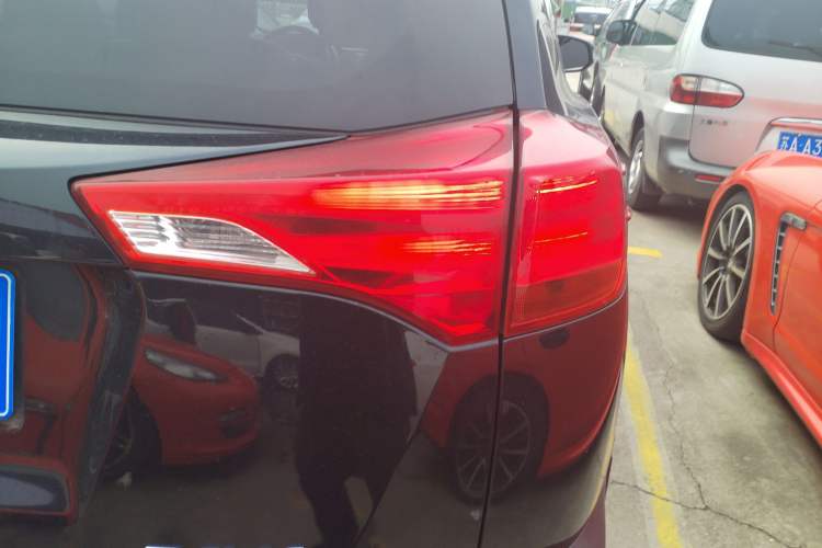 Used Toyota RAV4 2015 2.0L CVT Two-Wheel Drive Fashion Edition
