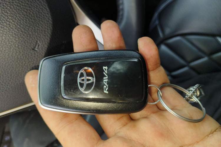 Used Toyota RAV4 2022 2.0L CVT Two-Wheel Drive Fashion Plus Edition Vehicle Key