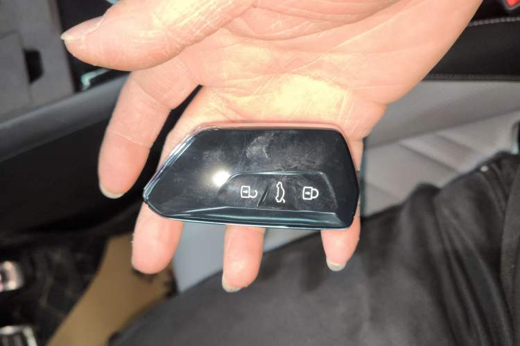 Used Volkswagen Tayron 2025 Tiguan L 380TSI 4Motion Luxury Vehicle Key