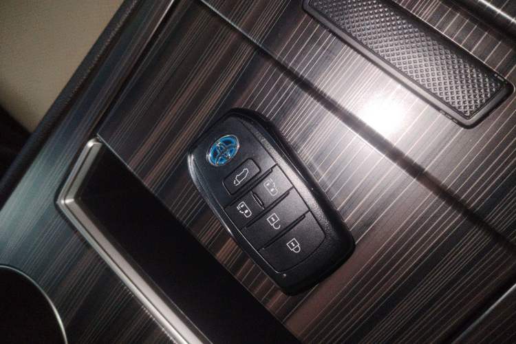 Used Toyota Sienna 2023 2.5L Hybrid Deluxe Edition
