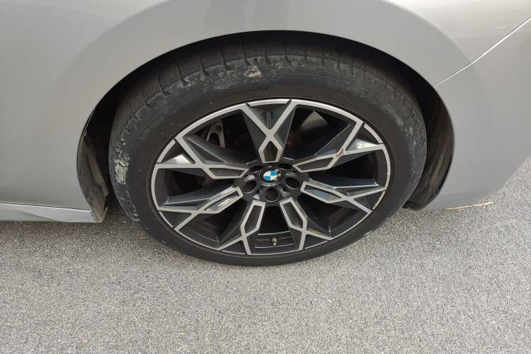 Used BMW 7 Series 2023 735Li Luxury Package Right Front Wheel Hub