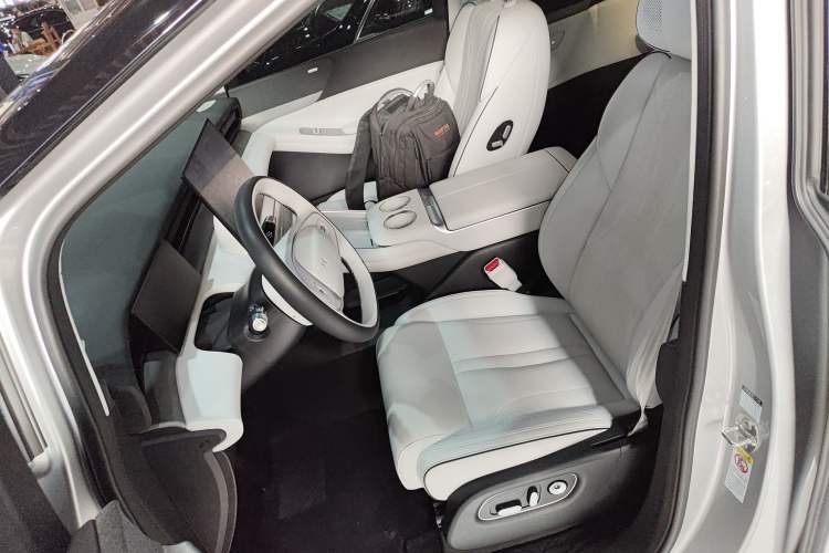 Used XPeng X9 2024 702 Ultra-Long Range Max
