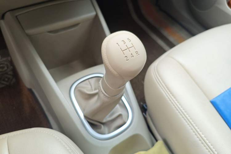 Used Venucia D50 2012 1.6L Manual Comfort Edition Gear Lever