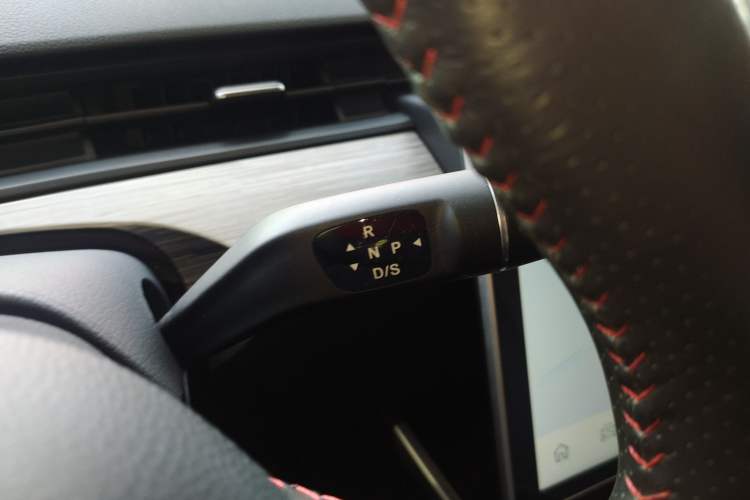 Used NETA V 2021 Standard Range Entertainment Version – Upgraded Model Gear Lever