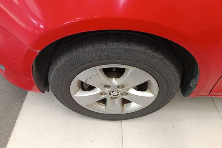 Used Skoda Fabia 2014 1.4L Automatic Crystal Edition Left Front Wheel Hub