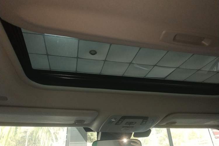 Used Toyota Granvia 2023 2.5L Hybrid Luxury Edition
