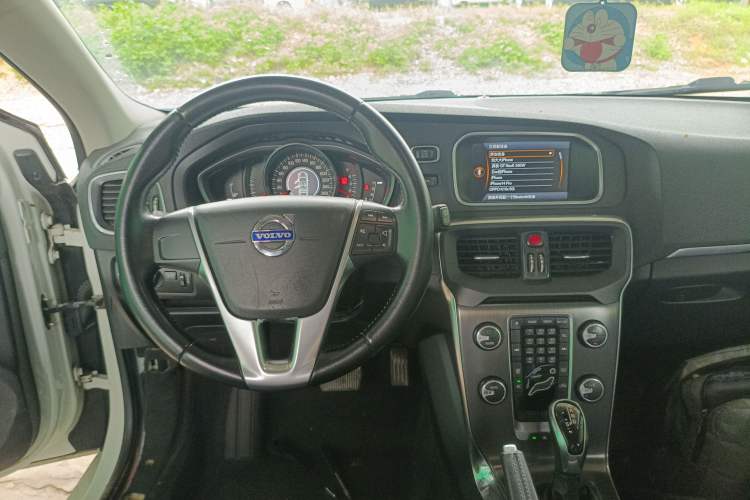 Used Volvo V40 2014 2.0T Zhiyi Version
