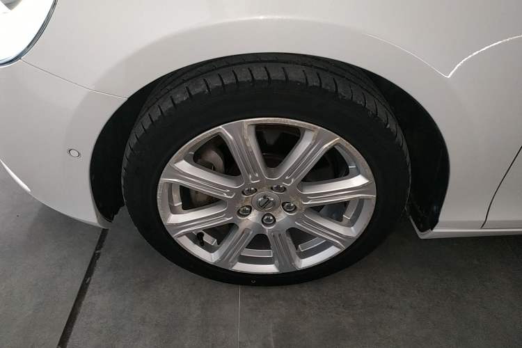 Used Volvo V40 2019 T3 Smart Luxury Edition Left Front Wheel Hub