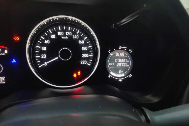 Used Honda Vezel 2015 1.5L CVT two-wheel drive Comfort trim Odometer Close Up