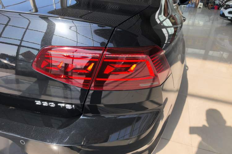 Used Volkswagen Magotan 2023 2 Million Units Limited Edition 330TSI DSG Leading Version
