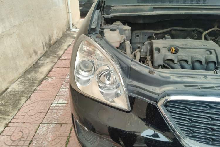 Used Kia Carens 2011 1.6L 5-Seater Manual Luxury Edition Right Front Headlight