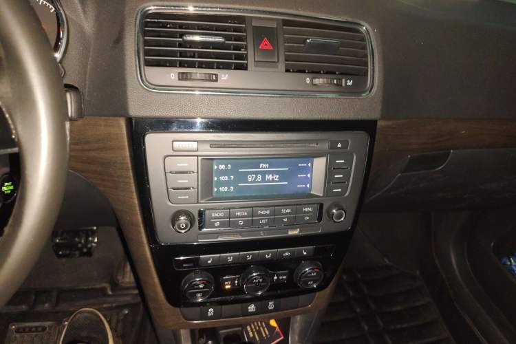 Used Skoda Yeti 2014 1.8TSI DSG All-Wheel Drive Edition Audio And AC Panel