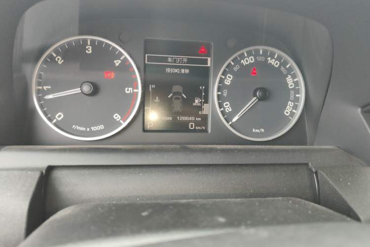 Used Land Rover Discovery 2013 3.0 SDV6 HSE Diesel Edition Odometer Close Up