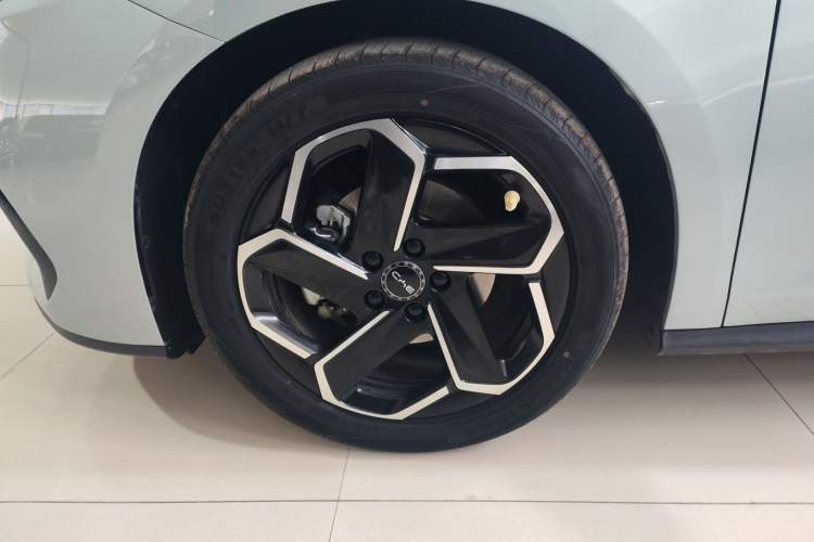 Used BYD Seal 06 New Energy 2024 DM-i 120KM Flagship Model Left Front Wheel Hub