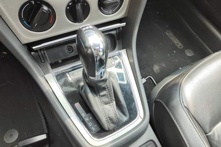 Used Volkswagen Lavida 2013 Revised Version 1.4 TSI DSG Comfort Edition Gear Lever