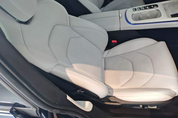 Used Xiaomi Auto SU7 2024 Four-Wheel Drive Ultra-Long Range Advanced Intelligent Driving Max Edition Right Front Seat