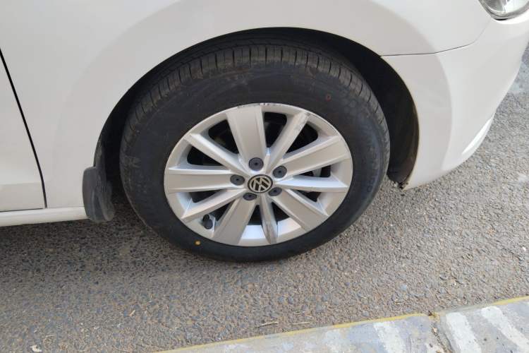 Used Volkswagen Jetta 2013 1.6L Manual Comfort Model Right Front Wheel Hub