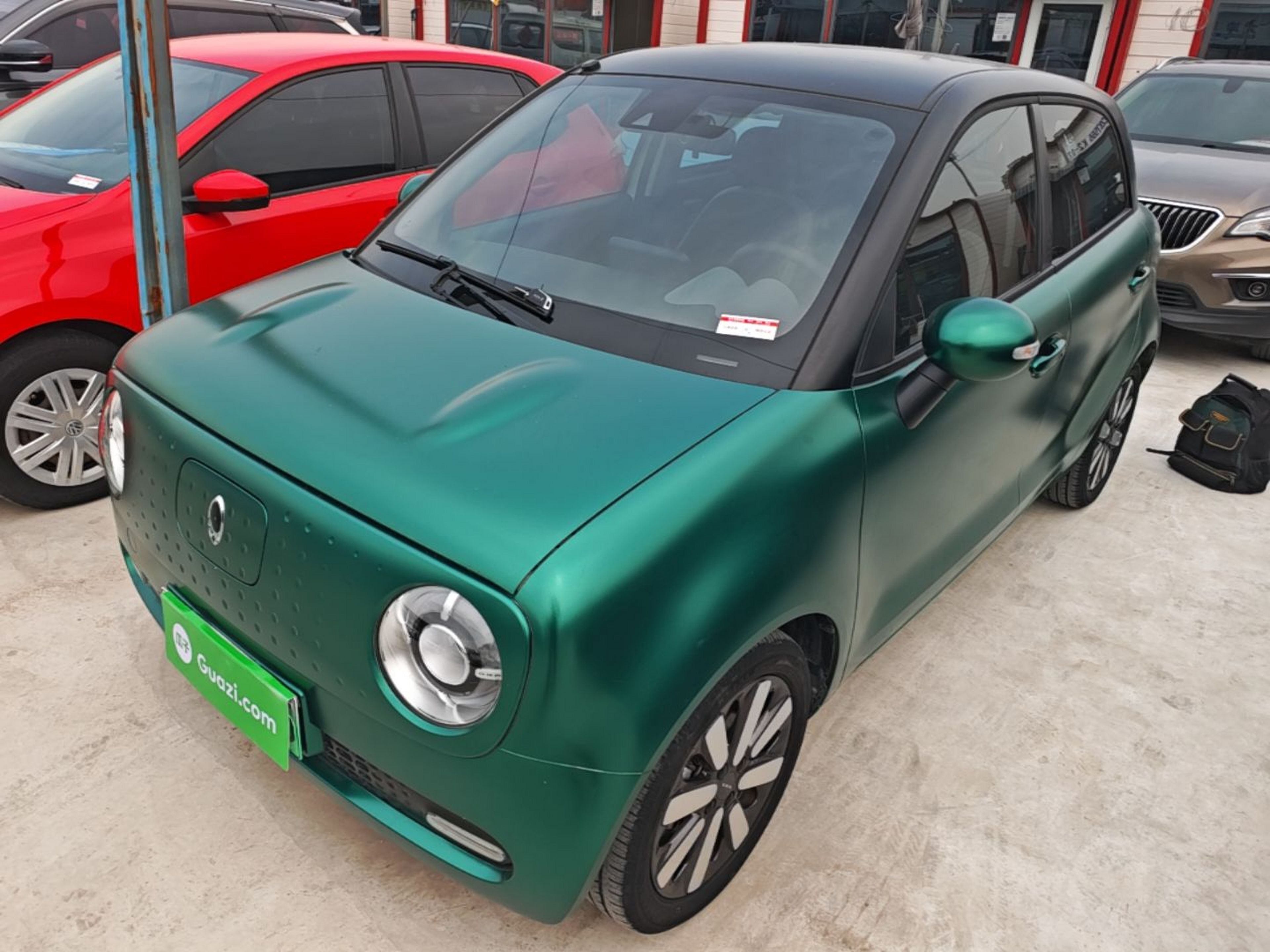 تحت مقدمة السيارة