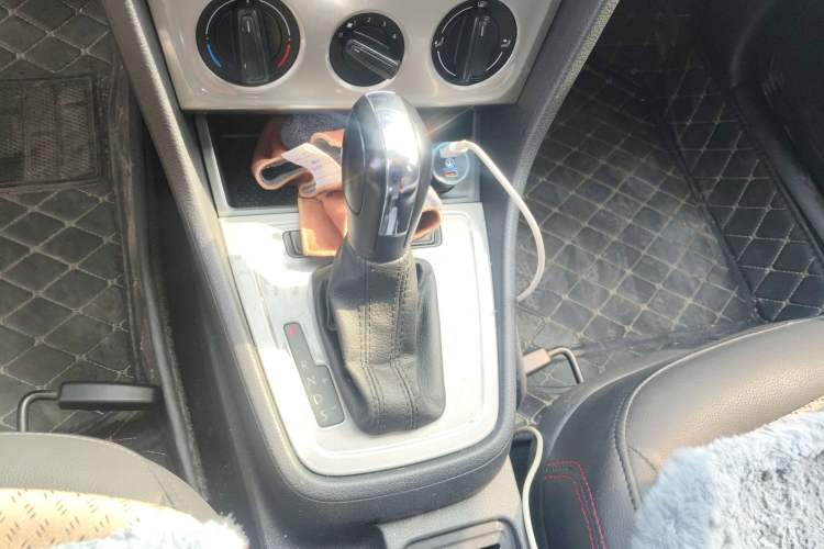 Used Volkswagen Lavida 2015 1.6L Automatic Fashion Edition Gear Lever