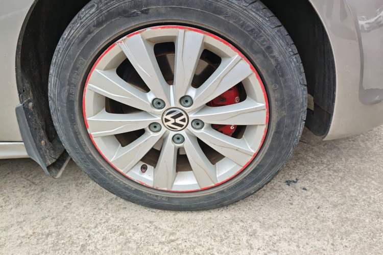 Used Volkswagen Sagitar 2014 Revised Version 1.4TSI Automatic Luxury Edition Right Front Wheel Hub