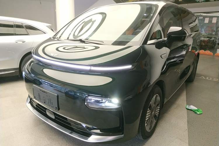 Used Geely Galaxy LEVC L380 2024 140-Degree 6-Seater All-Wheel-Drive Ultra