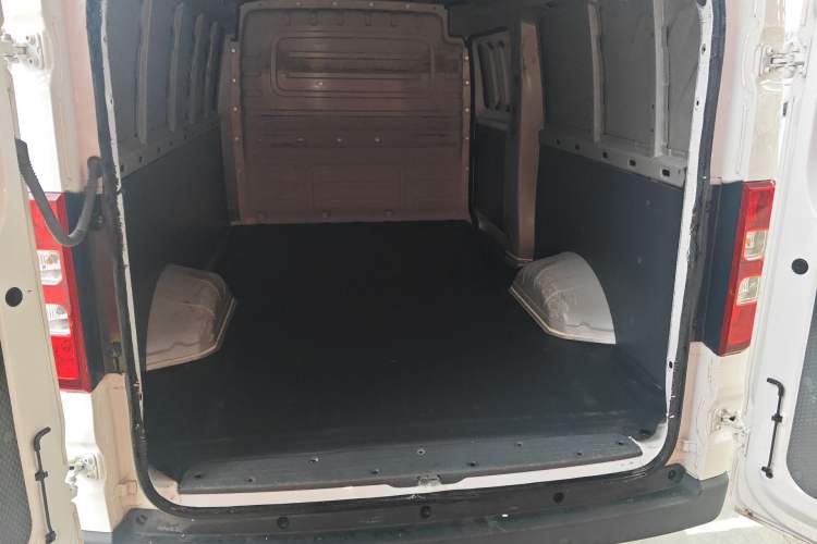 Used Wuling Yangguang 2024 300km Comfort Version with Sealed Windows 60kW Trunk