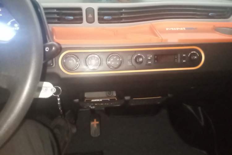Used Wuling Hongguang MINIEV 2022 Easy Version Lithium Iron Phosphate Audio And AC Panel