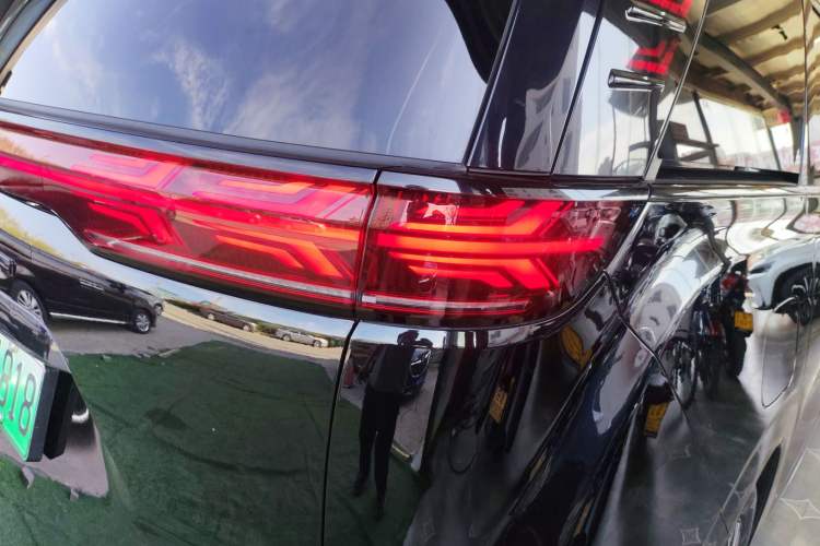 Used Denza D9 2025 DM-i Smart Drive 1020 Four-Wheel Drive Deluxe Model Right Rear Taillight