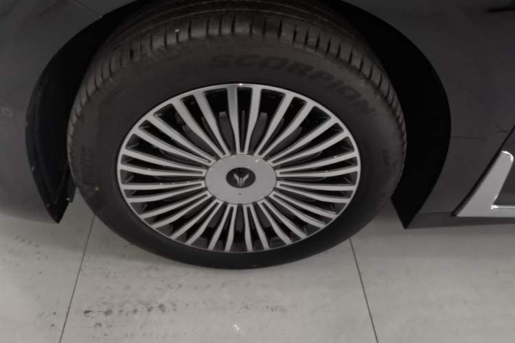 Used VOYAH Dream 2025 PHEV Four-Wheel Drive Excellence Kunpeng Edition Left Front Wheel Hub