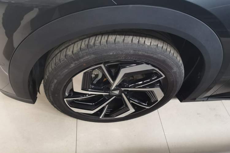 Used Deepal S07 2025 215Max Huawei Qiankun Intelligent Driving ADS SE Range-Extended Version Left Front Wheel Hub