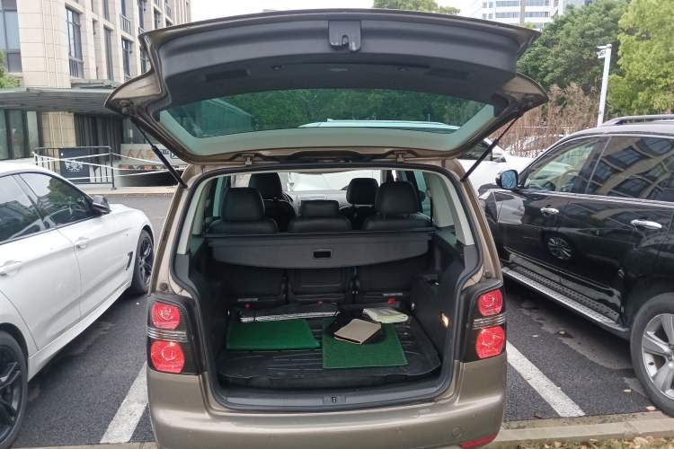 Used Volkswagen Touran 2015 1.4T DSG Luxury Edition 5-Seater Trunk