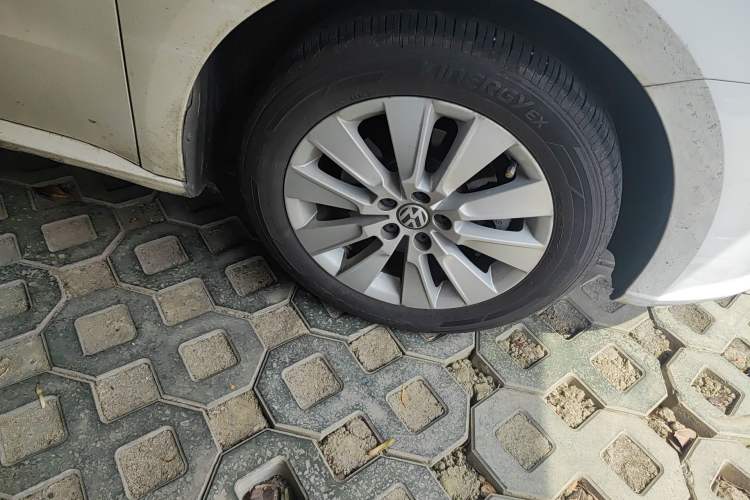 Used Volkswagen Lavida 2014 1.6L Automatic Sport Edition Right Front Wheel Hub