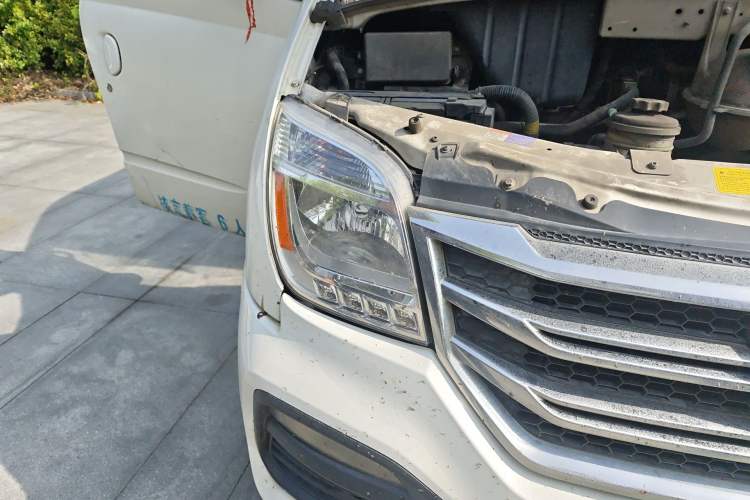 Used SAIC MAXUS Xintu V80 2018 2.5T 6-Speed Manual Aoyuntong Short Wheelbase Mid-Height 5-6 Seater Right Front Headlight