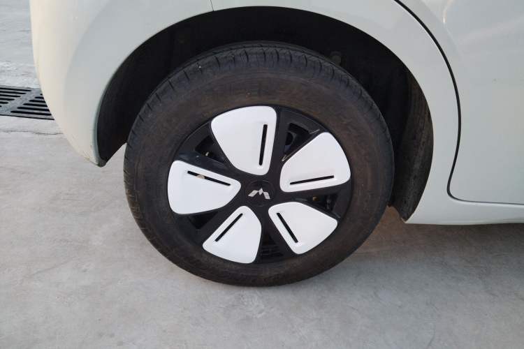 Used Wuling Hongguang MINIEV 2025 Four-Door Version Advanced Edition Right Rear Wheel Hub