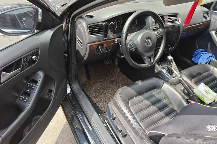 Used Volkswagen Sagitar 2012 1.8TSI Automatic Flagship Edition
