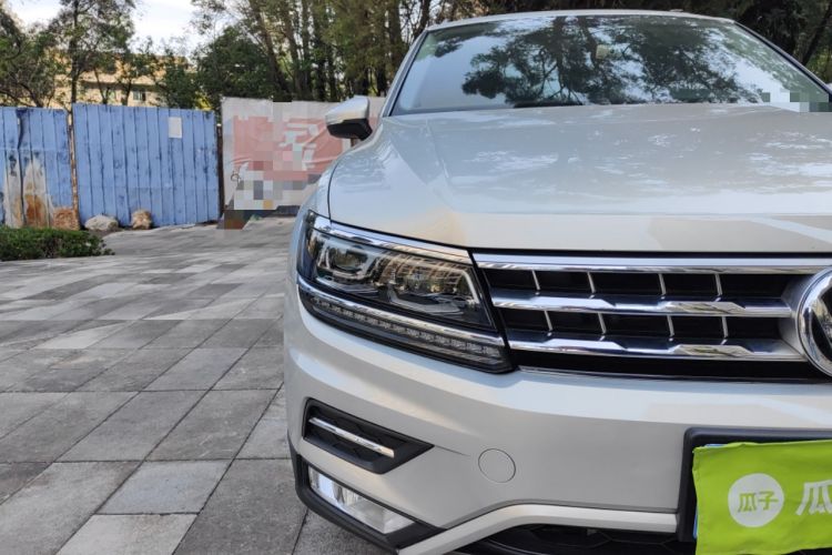 Used Volkswagen Tiguan L 2017 380TSI Automatic All-Wheel-Drive Luxury Edition Right Front Headlight