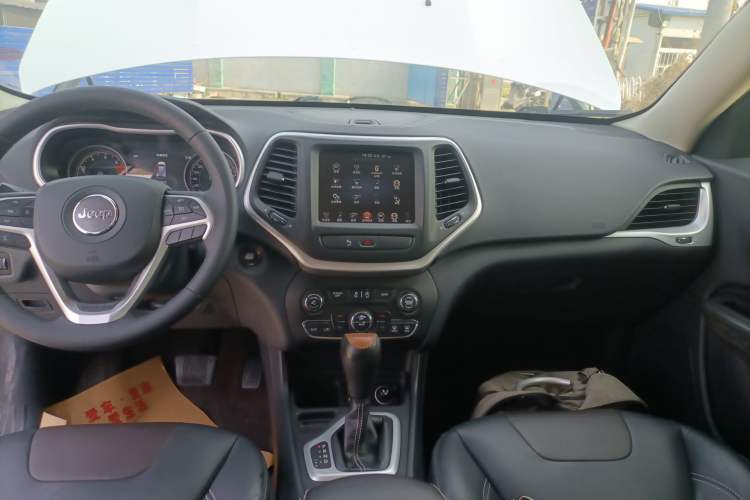 Used Jeep Cherokee 2016 2.4L Leading Smart Version Audio And AC Panel